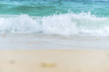 Mavi deniz beyazı turkuvaz okyanus dalgası kıyısı tropik cennet manzarası. Deniz manzaralı güzel sahil şeridi varış noktaları. Tropik güzel mavi okyanus gölü yaz zamanı seyahat eder..