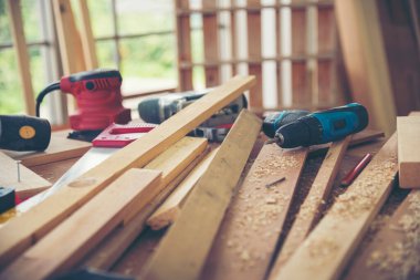 DIY el işi ahşap yığını marangoz ahşap işçiliği masasına itiraz ediyor. Cetvel ölçümlü mimar aletleri ile çekiç ev geliştirme ekipmanları. Ahşap marangoz inşaat atölyesini tamir ediyor.