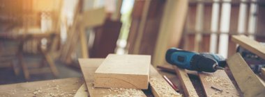 Banner DIY zanaatkar ahşap yığını marangoz marangoz el işçiliği masasına itiraz ediyor. Banner Architect marangozluk aletleri ev geliştirme ekipmanları. Kopya alanı olan ahşap marangoz inşaat atölyesi