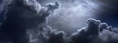 Banner Dramatik karanlık fırtına kara gökyüzünü bulutlandırıyor. Kara Gök Gürültülü Bulutlar yağmur mevsimi. Panorama Meteorolojisi tehlike fırtınası iklimi bozar. Kopyalama alanı olan koyu bulutlu fırtına bulutu.