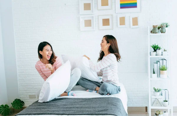 Zwei Schöne Lesben Entspannen Sich Auf Dem Bett Zwei Schöne Lesben Entspannen Sich Auf Dem Bett