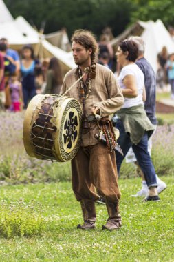 Şövalyeler, Okçular ve davul ile Ortaçağ Festivali