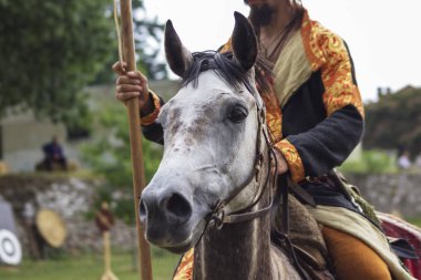 Şövalyeler, Okçular ve davul ile Ortaçağ Festivali