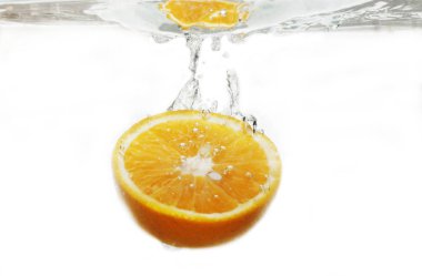 Suya düşen taze portakal dilim