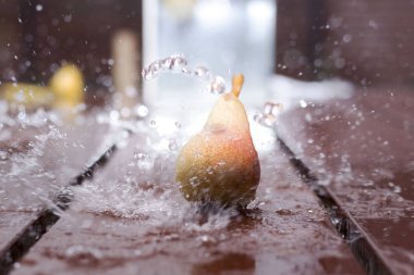 Armut üzerinden akan su ile ahşap bir masa üzerinde