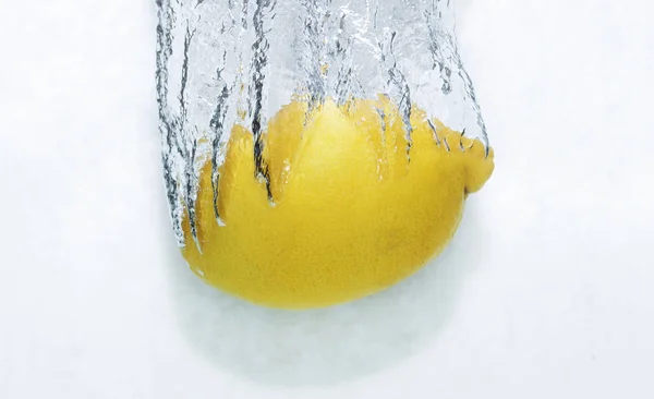 Taze limon suya düşen