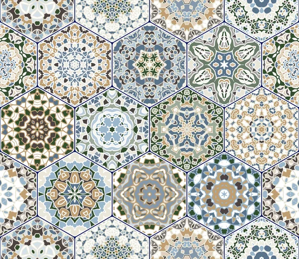 Brillante patrón sin costuras de azulejos hexagonales con adorno vintage . — Vector de stock
