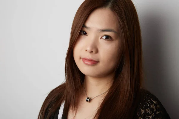 Bella donna coreana in posa su sfondo bianco. Scherzi? . — Foto Stock