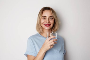 Genç kadın içme suyu. Olumlu ve sağlıklı bir kavram. Yaşam tarzı.