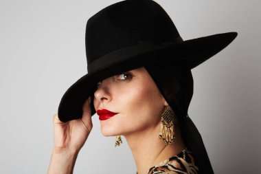 Genç kadın giyiyor şapka poz portresi. Olumlu ve sağlıklı bir kavram. Yaşam tarzı.