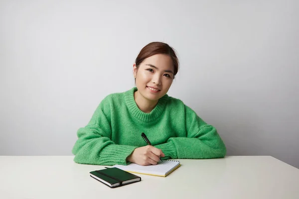 Νεαρή όμορφη γυναίκα της Ασίας γράφοντας ένα γράμμα freelancer έννοια τρόπου ζωής επιχειρηματίας εργασίας. Χώρος για το κείμενό σας. — Φωτογραφία Αρχείου