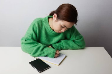 Genç güzel Asyalı kadın mektup freelance iş işkadını yaşam tarzı kavramı yazma.