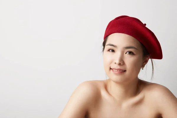Closeup jonge vrouw die lacht gezicht met schone huid. Beauty concept. — Stockfoto
