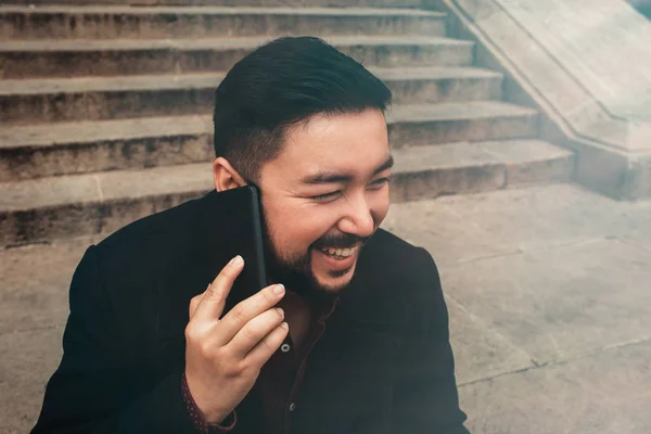 그의 휴대 전화를 사용 하 여 행복 한 아시아 남자입니다. 라이프 스타일 개념입니다. 야외 이미지. — 스톡 사진