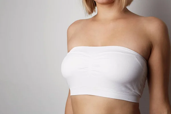 Feche o corpo feminino saudável usando top branco. Conceito de fitness saudável e estilo de vida alimentar. Fundo branco . — Fotografia de Stock