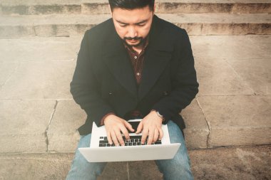 Asya işadamı Internet kullanarak açık. Serbest kavramı. Önden görünüm.