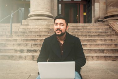 Asya işadamı Internet kullanarak açık. Serbest kavramı.