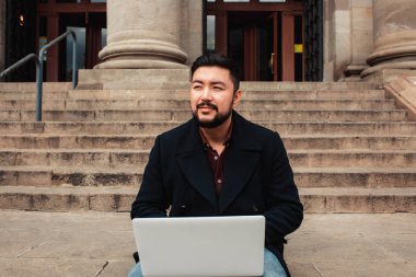 Asya işadamı Internet kullanarak açık. Serbest kavramı.