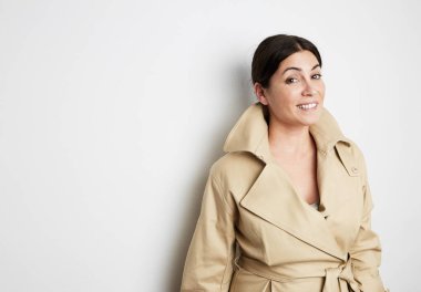 Mutlu yüz ifadesi ile çekici yakışıklı karanlık baş kadın portresi.