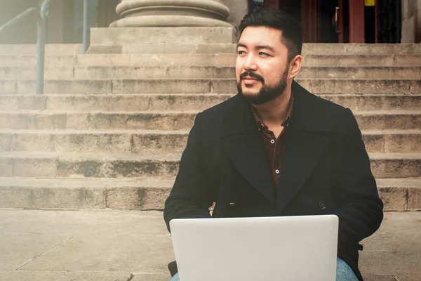 Asya işadamı Internet kullanarak açık. Serbest kavramı.