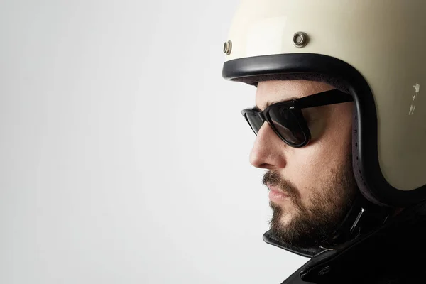 Foto close up pengendara sepeda motor mengenakan helm dan jaket kulit. Spasi untuk teks Anda . — Stok Foto