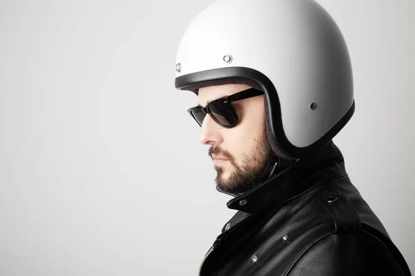 Foto dekat pengendara sepeda motor mengenakan helm putih dan jaket kulit. Spasi untuk teks Anda . — Stok Foto