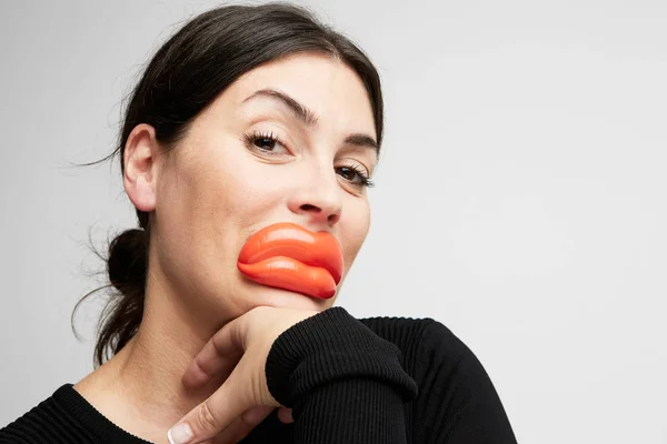 Retrato mujer joven recibe inyección de botox en los labios. Mujer en el salón de belleza. Clínica de cirugía plástica. De cerca. . —  Fotos de Stock