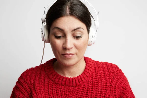 Pozytywny portret radosny energii dziewczyna z ciemnych włosów w dorywczo strój słuchanie muzyki z duże słuchawki. — Zdjęcie stockowe