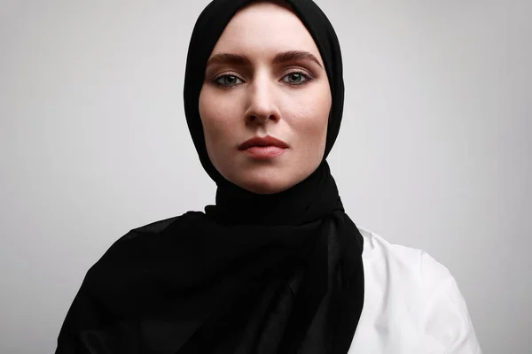 Крупный план портрета молодой красивой мусульманки в хиджабе. Изолированный над белой стеной . — стоковое фото