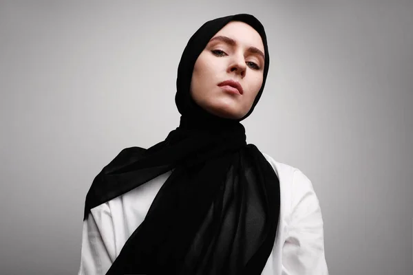 Retrato de jovem bela mulher muçulmana em hijab. Isolado sobre a parede branca. Espaço para texto . — Fotografia de Stock