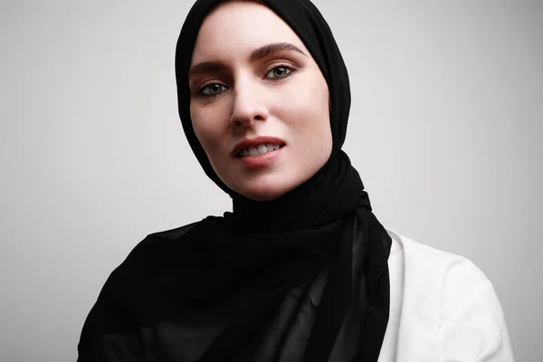 Foto da cabeça de mulher muçulmana sorridente no hijab olhando para a câmera, conceito de violência doméstica . — Fotografia de Stock