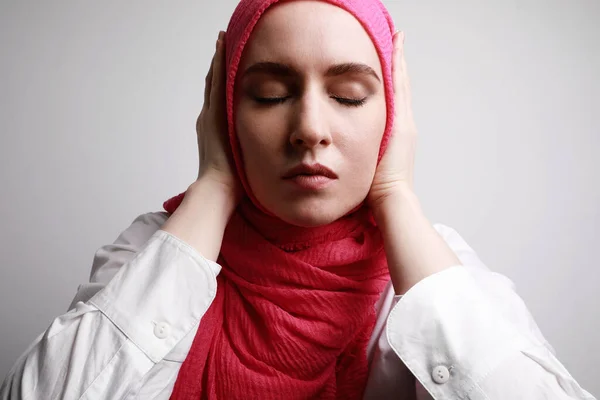 Portrait de femme musulmane fermant les yeux et touchant sa tête. Concept d'amour, d'espoir et de bonheur. Isolé sur fond blanc . — Photo