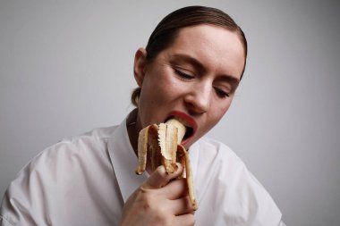 Muzlu genç kadın. Güvenli seks konsepti fotoğrafları.