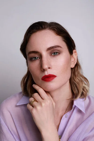 Portré fiatal lenyűgöző modell lenyűgöző piros ajkak. Stúdió fotózás csinos nő divatos ing. — Stock Fotó