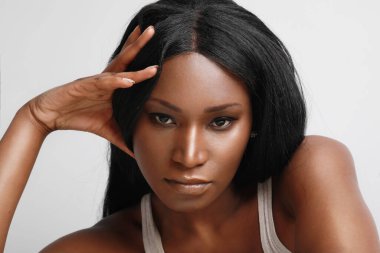 Mutlu ve kaygısız hissederken esmer, güzel bir kadının kapalı portresi..