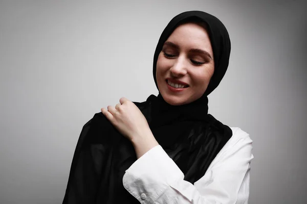 Portrait de jeune femme musulmane souriante en hijab contre un mur. Espace pour le texte. — Photo