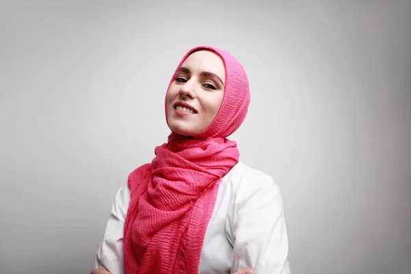 Крупный план портрета молодой и счастливой мусульманки в хиджабе у стены. Пространство для текста . — стоковое фото