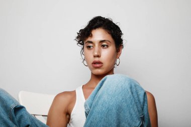 Kendine güvenen genç kızın portresi yana bakıyor. Gençlik sorunları, güven sorunu.