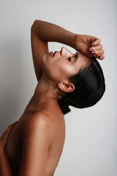 Retrato de modelo de beleza com nudez natural compõem e tocando seu rosto. Cuidado com a pele e bem-estar. Fechar, espaço de cópia . — Fotografia de Stock