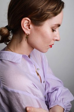 Gülümseyen sağlıklı genç bir kadının yakın plan portresi. Dikey vesikalık.