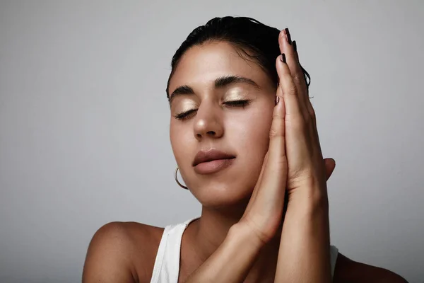 Retrato de beleza do rosto feminino com pele natural e olhos fechados. Espaço para o seu texto . — Fotografia de Stock