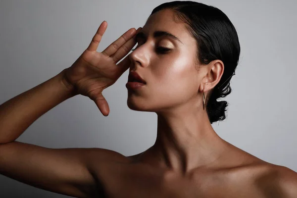 Close-up beautyportret van jong vrouwelijk gezicht met natuurlijke huid en gesloten ogen. Ruimte voor uw tekst. — Stockfoto