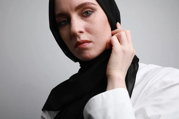 Мусульманка в формальной блузке позирует перед камерой. Концепция мусульманских бизнесвумен . — стоковое фото