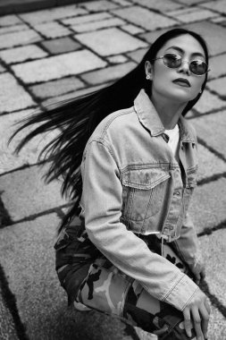 Zarif saç stili ve mükemmel yumuşak makyajlı çekici Asyalı kadının siyah beyaz portresi..