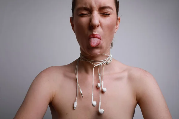Media sosial dan jaringan mencuri waktumu. Potret gadis dengan kabel di lehernya. — Stok Foto