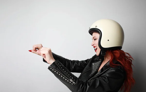 Mulher motociclista feliz com um capacete de motocross e fingir andar de bicicleta. Isolados. — Fotografia de Stock