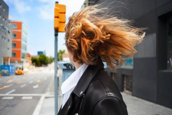 길에서 붉은 머리를 하고 있는 귀엽고 명랑 한 소녀의 라이프 스타일 사진. 바람 부는 날씨. — 스톡 사진