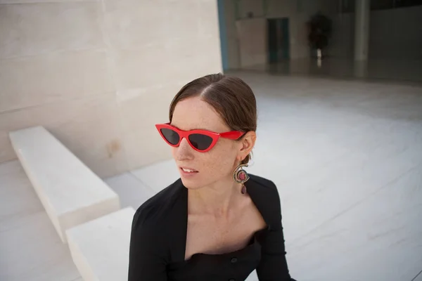 快乐、快乐、成熟的女人，戴着复古的红色太阳镜. — 图库照片