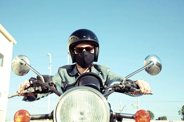 Motosikletli bir adamın açık havada çekilmiş fotoğrafı.. — Stok fotoğraf