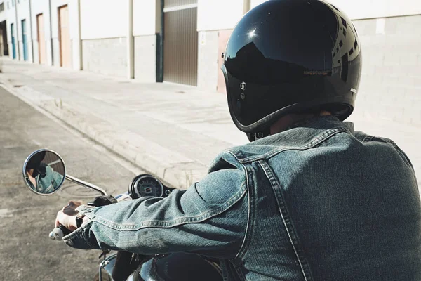 Motosiklet süren motosikletli adamın yakın çekimi, arka görüş. Metin için boşluk. — Stok fotoğraf